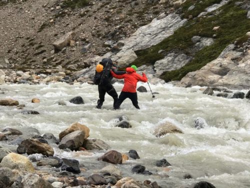 travessia de águas de degelo no Campo de Gelo Sul