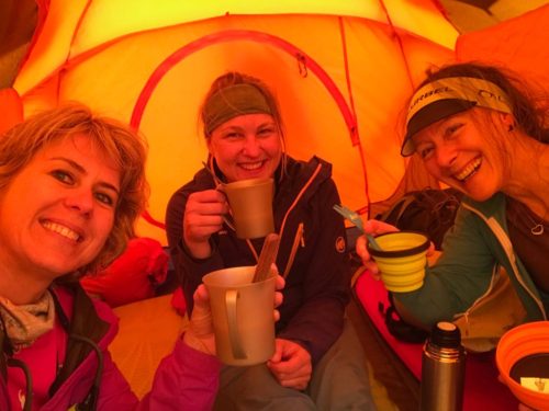 confraternização entre amigas